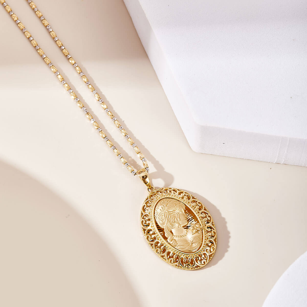 18K gold pendant